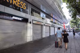 Doanh số bán lẻ tại Hong Kong đang sụt giảm vô cùng nhanh chóng. (Nguồn: Bloomberg)