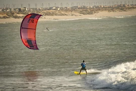 Lướt sóng ở Tây Sahara. (Nguồn: Business Times)