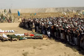Người dân Afghanistan làm lễ tang cho những nạn nhân thiệt mạng. (Nguồn: Al Jazeera)
