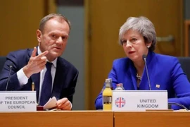 Chủ tịch Liên minh châu Âu (EU) Donald Tusk và Thủ tướng Anh Theresa May. (Nguồn: Reuters)