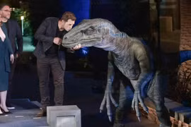 Chris Pratt bên mô hình chú khủng long Blue. (Nguồn: LifeStyle World News)