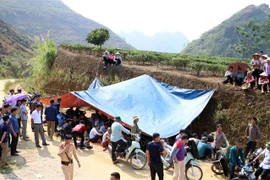 Người dân của bản Nà Bỏ, xã Bản Giang, huyện Tam Đường dựng lều, lập chốt không cho xe chở rác vào bãi xử lý rác (ảnh chụp ngày 17/4). (Nguồn: Quý Trung/TTXVN)