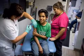 Tiêm vắc xin phòng sởi, quai bị, rubella cho học sinh trước khi bắt đầu năm học mới tại Lynwood, California, Mỹ, ngày 27/8/2013. (Ảnh: AFP/ TTXVN)