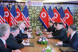 Tổng thống Mỹ Donald Trump (thứ 3, trái) và Chủ tịch Triều Tiên Kim Jong-un trong cuộc gặp tại Hội nghị thượng đỉnh Mỹ-Triều lần hai tại Hà Nội ngày 28/2/2019. (Nguồn: AFP/TTXVN)