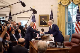 Tổng thống Mỹ Donald Trump gặp Phó Thủ tướng Trung Quốc Lưu Hạc tại Nhà Trắng, ngày 11/10. (Nguồn: Getty Images)