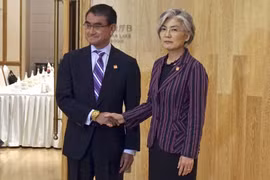 Ngoại trưởng Hàn Quốc Kang Kyung-wha (phải) và người đồng cấp Taro Kono (trái). (Nguồn: WN)
