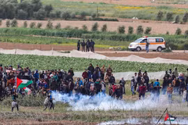 Người biểu tình Palestine xung đột với binh sĩ Israel tại khu vực hàng rào biên giới Israel- Gaza ngày 30/3.(Ảnh: THX/TTXVN)