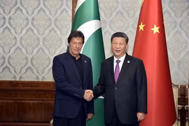 Chủ tịch Trung Quốc Tập Cận Bình (phải) gặp Thủ tướng Pakistan Imran Khan tại Bishkek, Kyrgyzstan. (Nguồn: Business Recorder)