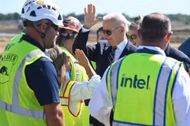 Tổng thống Joe Biden (giữa) tại lễ khởi công xây dựng nhà máy sản xuất chất bán dẫn của Tập đoàn Intel ở New Albany, bang Ohio (Mỹ), ngày 9/9/2022. (Ảnh: AFP/TTXVN)