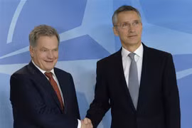 Tổng Thư ký Tổ chức Hiệp ước Bắc Đại Tây Dương (NATO) Jens Stoltenberg (phải) trong cuộc gặp Tổng thống Phần Lan Sauli Niinisto tại Brussels (Bỉ). (Ảnh: AFP/TTXVN)