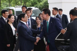Thủ tướng Phạm Minh Chính đón Tổng thống Hàn Quốc Yoon Suk Yeol. (Ảnh: Dương Giang/TTXVN)