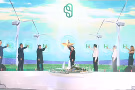 Các đại biểu thực hiện nghi thức chạm nút khởi công dự án. (Ảnh: Thanh Hòa/TTXVN)
