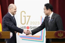 Thủ tướng Nhật Bản Fumio Kishida (phải) trong cuộc họp báo chung với Thủ tướng Đức Olaf Scholz tại Tokyo, ngày 18/3/2023. (Ảnh: Kyodo/TTXVN)