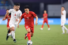 Pha tranh bóng giữa các cầu thủ Olympic Việt Nam và Olympic Iran trong trận đấu tối 21/9/2023 tại Sân Vận động Linping ở Hàng Châu (Trung Quốc). (Ảnh: Hoàng Linh/TTXVN)