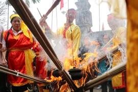 Phần thổi cơm luôn là tâm điểm của cuộc thi, thu hút được đông đảo nhân dân xem và cổ vũ cho hai đội. (Ảnh: Trung Kiên/TTXVN)