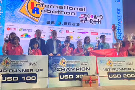 Bộ trưởng Bộ Khoa học Công nghệ và Đổi mới Malaysia Chang Lih Kang chụp ảnh kỷ niệm cùng đội tuyển Việt Nam. (Ảnh: Hằng Linh/TTXVN)