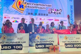 Bộ trưởng Bộ Khoa học Công nghệ và Đổi mới Malaysia Chang Lih Kang chụp ảnh kỷ niệm cùng đội tuyển Việt Nam. (Ảnh: Hằng Linh/TTXVN)