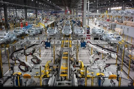 Dây chuyền sản xuất xe hiện đại tại nhà máy của VinFast. (Ảnh: TTXVN phát)