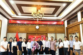 Chi bộ tặng hoa cho Bí thư-Đại sứ Lý Quốc Tuấn nhận huy hiệu 30 năm tuổi Đảng. (Ảnh: TTXVN phát)