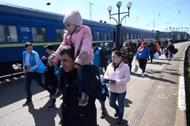Người dân sơ tán khỏi khu vực Zaporizhzhia tới ga tàu hỏa ở Lviv (Ukraine), ngày 20/4/2023. (Ảnh: AFP/TTXVN)