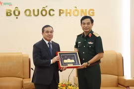 Đại tướng Phan Văn Giang trao quà lưu niệm tặng Đại sứ Sengphet Houngboungnuang. (Nguồn: Quân đội nhân dân)
