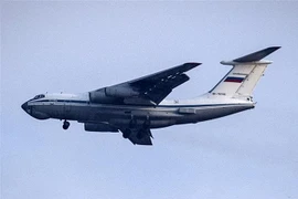 Máy bay vận tải Ilyushin IL-76 của không lực Nga bay trên bầu trời thành phố Qamishli ở tỉnh Hasakah, Đông Bắc Syria. (Ảnh: AFP/TTXVN)