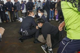 Cảnh sát bắt giữ người đàn ông ném thiết bị nổ về phía Thủ tướng Fumio Kishida tại Wakayama (Nhật Bản), ngày 15/4/2023. (Ảnh: Kyodo/TTXVN)