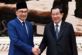 Thủ tướng Campuchia Samdech Techo Hun Sen (phải) và Thủ tướng Malaysia Anwar bin Ibrahim tại cuộc gặp ở Phnom Penh (Campuchia), ngày 27/3/2023. (Ảnh: AFP/TTXVN)