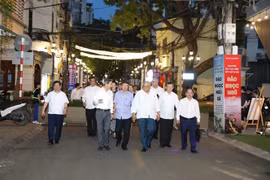 Đại sứ Cuba tại Việt Nam Orlando Nicolas Hernandez Guillen cùng các đại biểu tham quan tuyến phố đi bộ ẩm thực Đảo Ngọc-Ngũ Xã và thưởng thức món ăn đặc sản của Quận Ba Đình. (Ảnh: TTXVN phát)