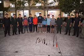 Các đối tượng và hung khí tại cơ quan công an. (Nguồn: Sóc Trăng Online/Ảnh chụp màn hình)