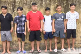 Sáu đối tượng bị tạm giữ hình sự tại cơ quan điều tra. (Nguồn: Nhân Dân)