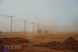 Bụi trên công trường sân bay Long Thành. (Ảnh: Công Phong/TTXVN)