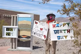 Bảng báo nhiệt độ tại Công viên Quốc gia Death Valley ở bang California (Mỹ) ngày 16/7/2023. (Ảnh: AFP/TTXVN)