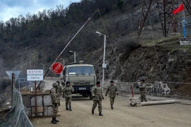 Binh sỹ Azerbaijan tuần tra tại trạm kiểm soát ở thị trấn Shusha sau cuộc xung đột với binh sỹ Armenia tại khu vực tranh chấp Nagorno-Karabakh, hồi cuối năm 2020. (Ảnh: AFP/TTXVN)