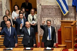 Thủ tướng Hy Lạp Kyriakos Mitsotakis (phải) và các thành viên Chính phủ tuyên thệ nhậm chức trước Quốc hội ở Thủ đô Athens, ngày 3/7/2023. (Ảnh: AFP/TTXVN)