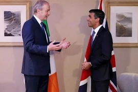 Thủ tướng Anh Rishi Sunak (phải) trong cuộc gặp người đồng cấp Ireland Micheál Martin tại Blackpool, Tây Bắc xứ England, ngày 10/11/2022. (Ảnh: Reuters/TTXVN)