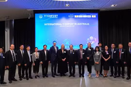 Các quan khách chụp ảnh lưu niệm tại sự kiện TECHFEST 2023 tại Australia. (Ảnh: Thanh Tú/TTXVN)