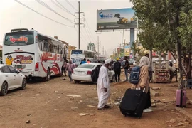 Người dân sơ tán tránh xung đột tại thủ đô Khartoum (Sudan) ngày 24/4/2023. (Ảnh: AFP/TTXVN)