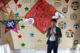 Đại sứ Việt Nam tại Nam Phi Hoàng Sỹ Cường phát biểu, chia sẻ với thiếu nhi Việt Nam và Nam Phi, giới thiệu về Tết Trung thu truyền thống trong văn hóa của người Việt Nam cũng như một số nước châu Á khác. (Ảnh: Hoàng Minh/TTXVN)