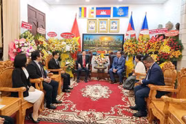 Đoàn đại biểu Thành phố Hồ Chí Minh thăm và chúc mừng Tổng lãnh sự quán Campuchia tại Thành phố Hồ Chi Minh nhân dịp Tết Chôl Chnăm Thmây của dân tộc Khmer. (Ảnh: Xuân Khu/TTXVN)
