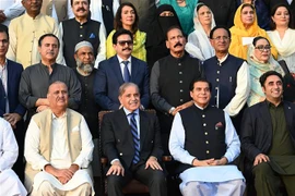 Thủ tướng Pakistan Shahbaz Sharif (thứ hai, trái, hàng đầu) chụp ảnh chung với các nghị sỹ Quốc hội tại Islamabad, ngày 9/8/2023. (Ảnh: AFP/TTXVN)