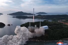 Hình ảnh do Hãng thông tấn Trung ương Triều Tiên KCNA đăng phát ngày 1/6/2023 về vụ phóng tên lửa đẩy kiểu mới Chollima-1 mang theo vệ tinh trinh sát quân sự Malligyong-1 tại bãi phóng Tongchang-ri (Triều Tiên). (Ảnh: Yonhap/TTXVN)