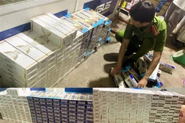 Số thuốc lá ngoại nhập lậu bị lực lượng Công an phát hiện và thu giữ. (Ảnh: TTXVN phát)