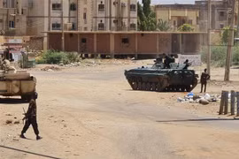 Binh sỹ quân đội Sudan gác trên một đường phố ở Khartoum, ngày 6/5/2023. (Ảnh: AFP/TTXVN)