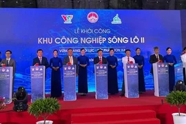 Các đại biểu bấm nút khởi công khu công nghiệp Sông Lô II tại Vĩnh Phúc. (Ảnh: TTXVN phát)