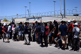 Người di cư chờ xét duyệt bên ngoài Cơ quan kiểm soát biên phòng Mỹ, sau khi vượt qua biên giới Mexico vào El Paso, bang Texas (Mỹ), ngày 9/5/2023. (Ảnh: AFP/TTXVN)