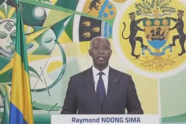 Thủ lâm thời của Gabon Raymond Ndong Sima phát biểu trên truyền hình ngày 9/9/2023. (Ảnh: AFP/TTXVN)
