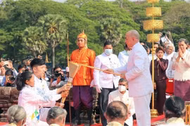 Quốc vương Campuchia Norodom Sihamoni tiến hành Nghi thức châm lửa và khởi động hoạt động rước đuốc cho SEA Games 32 và ASEAN Para Games 12, ngày 21/3/2023. (Ảnh: AKP/TTXVN)