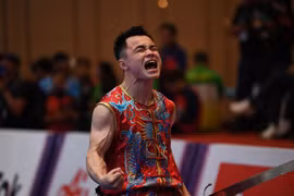 Cảm xúc của VĐV Nông Văn Hữu sau khi giành HCV môn Wushu nội dung Nam đao. Ảnh: Hoàng Linh - TTXVN