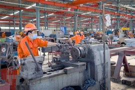 Công nhân lao động tại nhà xưởng Công ty cổ phần Cơ khí xây dựng thương mại Đại Dũng tại khu Công nghiệp An Hạ, huyện Bình Chánh (Thành phố Hồ Chí Minh). (Ảnh: Thanh Vũ/TTXVN)